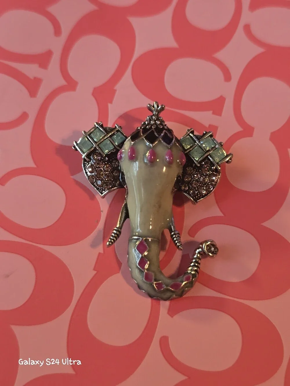 Beautiful Elephant Brooch NEW